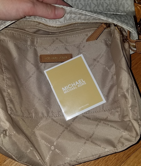 Mk Jet Set Large Messager Bag Vanilla - Picture 11 of 13